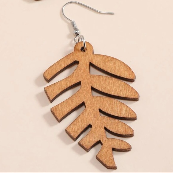 🦋 3/$24 Brown wooden leaf earrings / NWOT - Picture 3 of 3